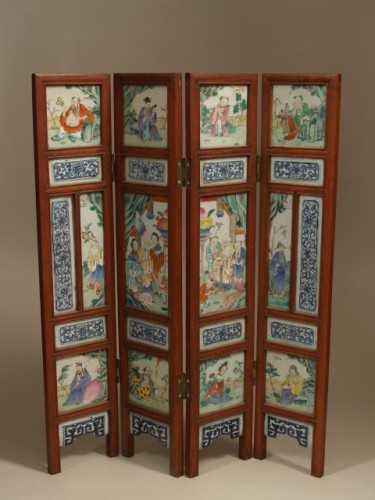Tegeltableau gemonteerd in een vierdelig houten scherm, met polychroom decor van 8 onsterfelijken, famille rose